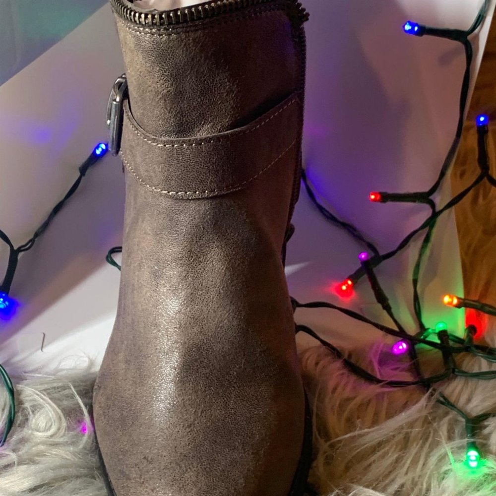 American Rag Women’s Boots Taupe Size 7 Condition: